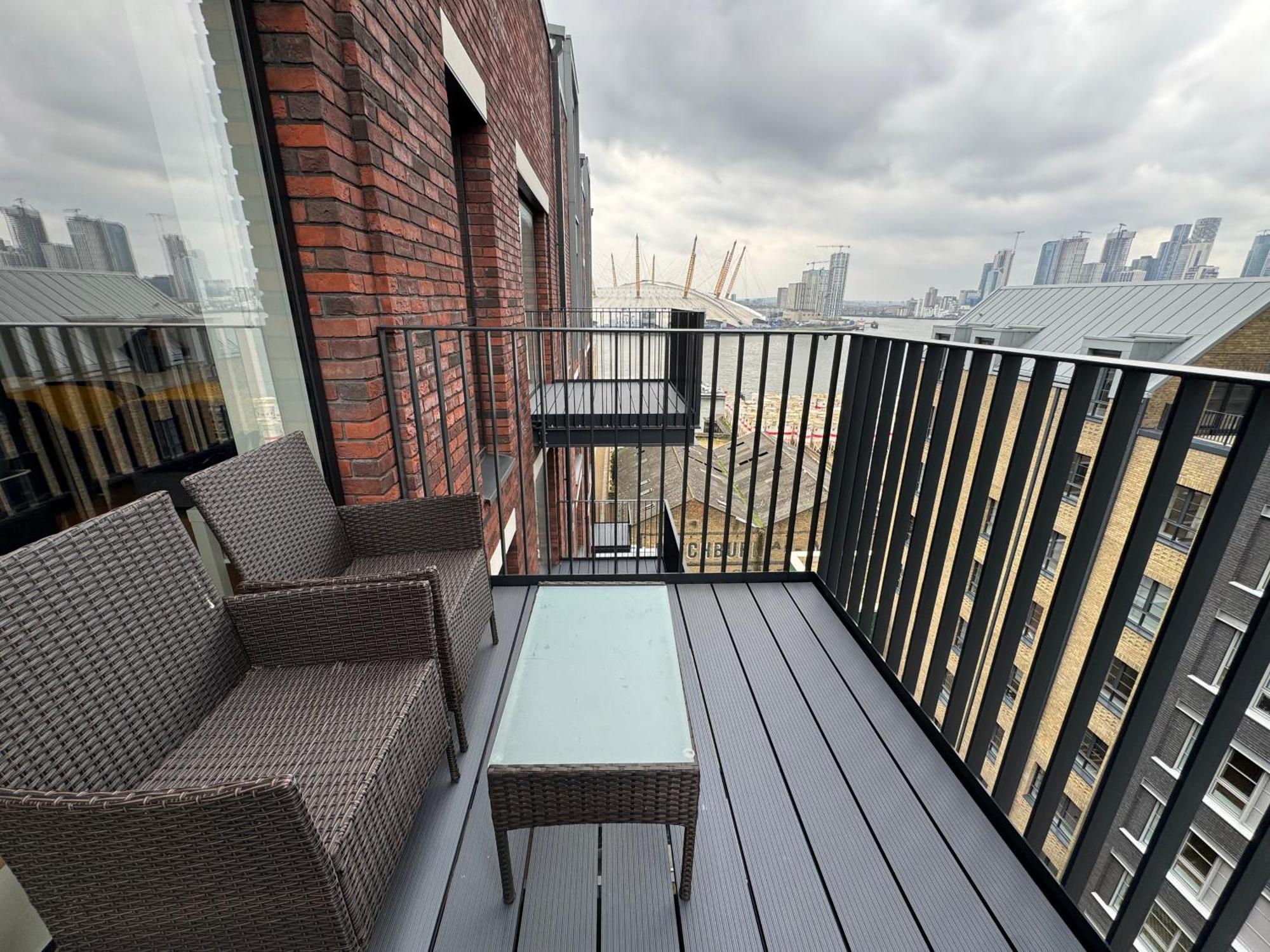 London Luxury Flat With Balcony, River View, O2 Arena, Excel, Canary Wharf, Station Apartment Exterior foto